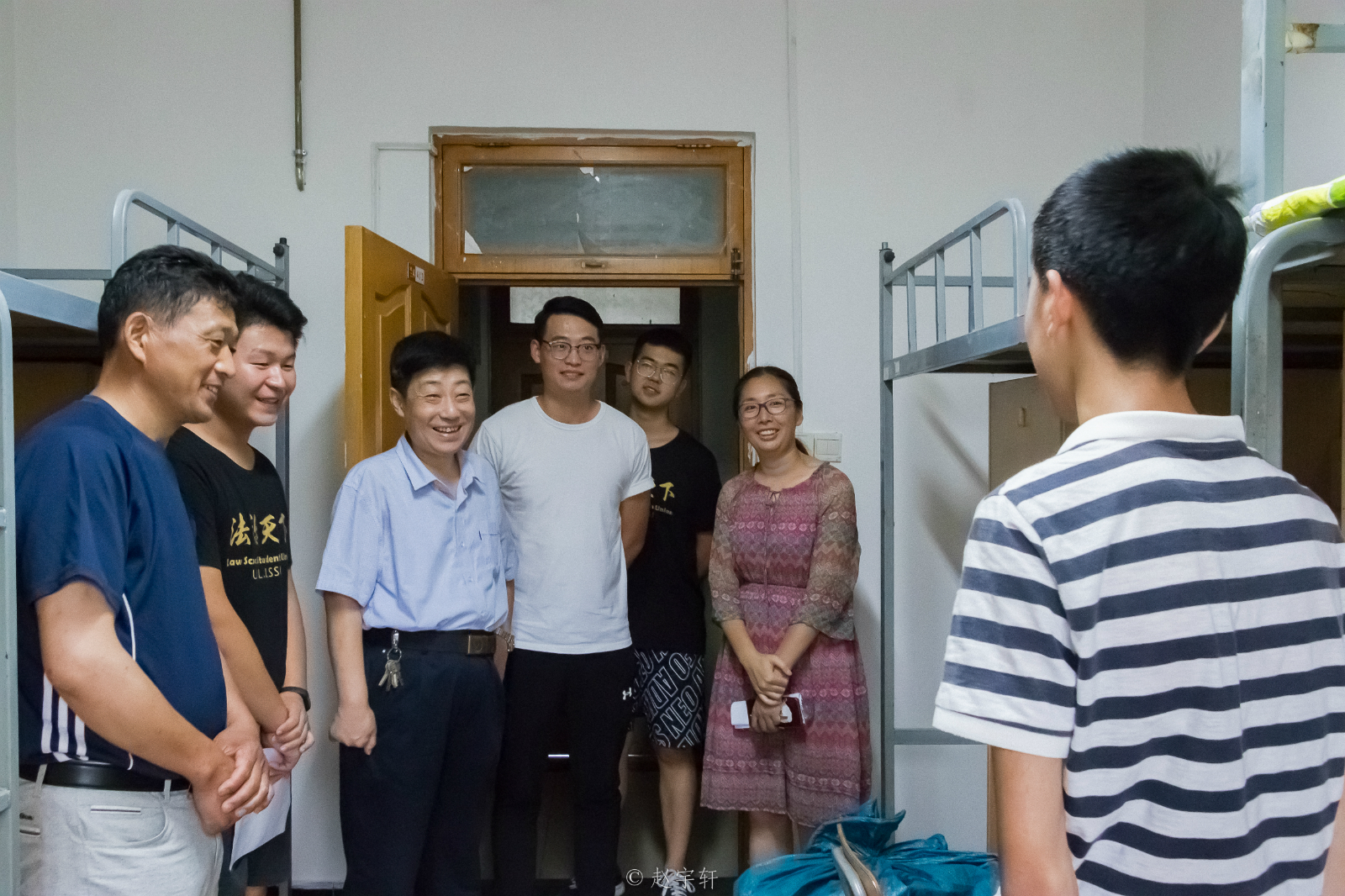 刘大炜书记一行看访法学院新生宿舍亲切问候广大法学院新生