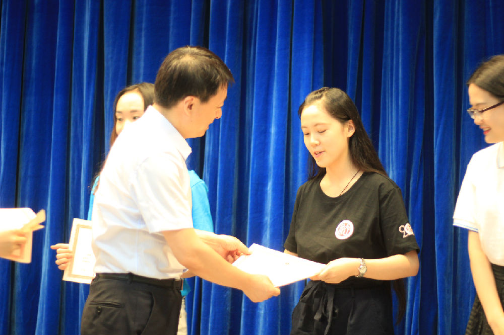 郑州大学法学院楚亦斐同学代表法学院全体营员领取中国政法大学首届夏令营结业证书